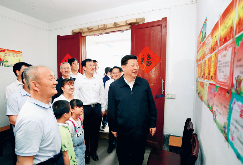 2019年5月20日至22日,中共中央总书记、国家主席、中央军委主席习近平在江西考察,主持召开推动中部地区崛起工作座谈会并发表重要讲话。这是习近平来到红军烈士后代、退伍军人孙观发家看望慰问。 新华社记者 鞠鹏/摄