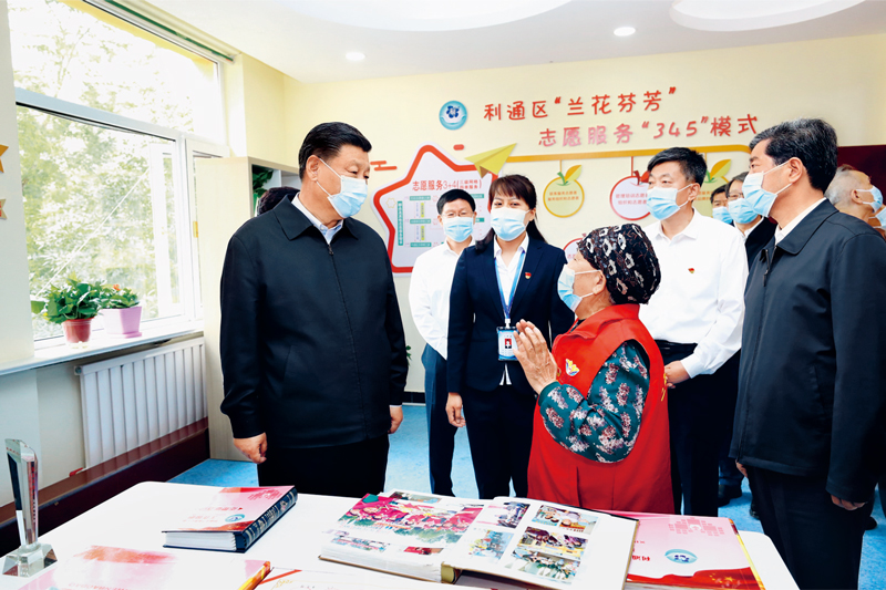 2020年6月8日至10日,中共中央总书记、国家主席、中央军委主席习近平在宁夏考察。这是6月8日下午,习近平在吴忠市利通区金花园社区党群活动服务中心,同社区志愿者代表亲切交谈。 新华社记者 鞠鹏/摄