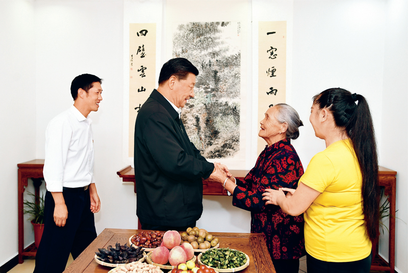 2019年9月16日至18日,中共中央总书记、国家主席、中央军委主席习近平在河南考察。这是16日下午,习近平在信阳市新县田铺乡田铺大塆“老家寒舍”民宿店,同店主一家亲切交谈。 新华社记者 谢环驰/摄